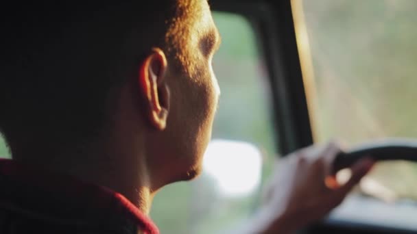 Este Retrato Primer Plano Conductor Joven Conduciendo Jeep Durante Puesta — Vídeos de Stock
