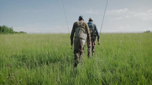 Dieser Filmischen Kameraeinstellung Sieht Man Zwei Männer Die Sommer Tagsüber — Stockvideo