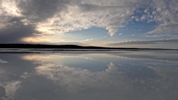 Flache Ruhige See Spiegelbild Bewölkt Sonnenuntergang Reflektiert Wasser Zeitraffer — Stockvideo