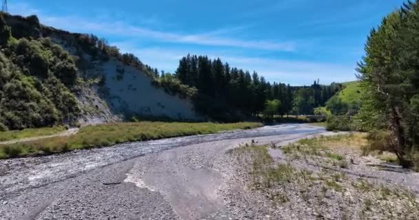 Voo Logo Acima Das Águas Deslumbrantes Rio Kawhatau Para Ponte — Vídeo de Stock