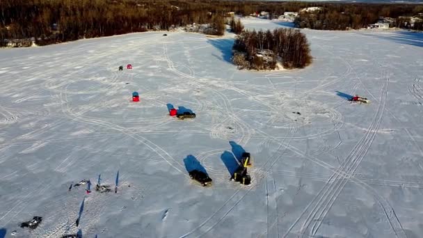 30Fps Aerial Video Ice Fishing Finger Lake Wasilla Alaska — стоковое видео