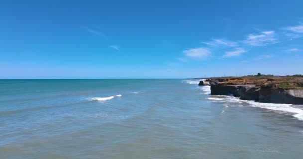 Volare Verso Arco Roccia Naturale Sopra Surf Rotolamento Cave Beach — Video Stock