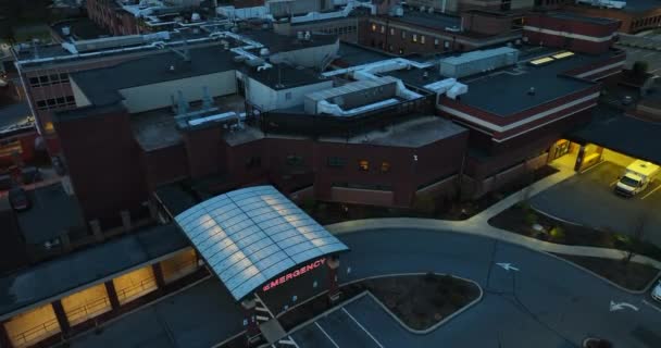 外からの眺め夜間駐車場の救急室入口と救急車 — ストック動画