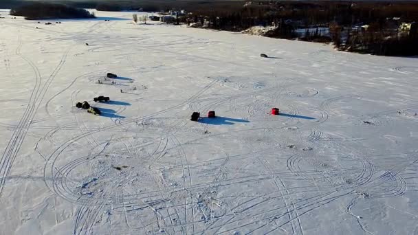 30Fps Aerial Video Ice Fishing Finger Lake Wasilla Alaska — стоковое видео