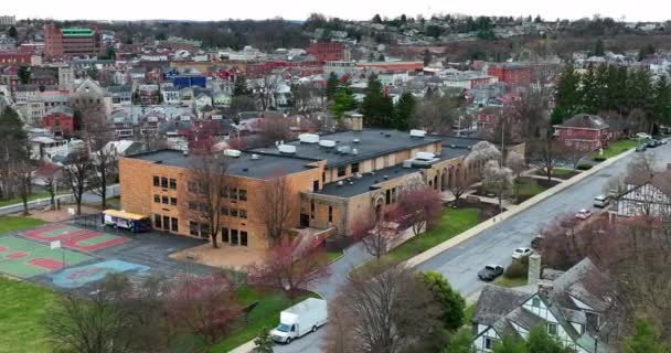 Urban City School Usa Aerial Parallax Shot Building Town United — 비디오