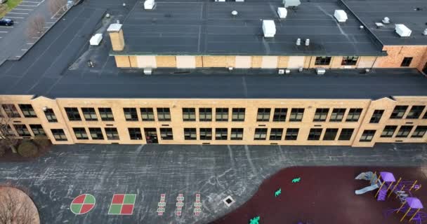 Aerial Reveal Exterior School Building Playground Student Recess American Education — Stockvideo