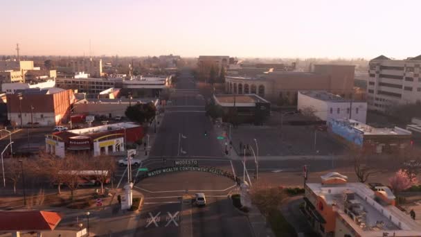 Modesto California Zoom Drone Amanecer Toma Señal Bienvenida — Vídeos de Stock
