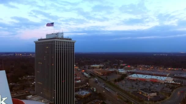 Amerikaanse Vlag Wapperend Een Groot Gebouw Memphis Met Verkeer Eronder — Stockvideo