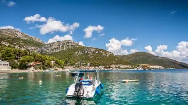 Croacia Barcos Flotando Agua Mar Adriático Mar Mediterráneo Rodeado Rocas — Vídeos de Stock