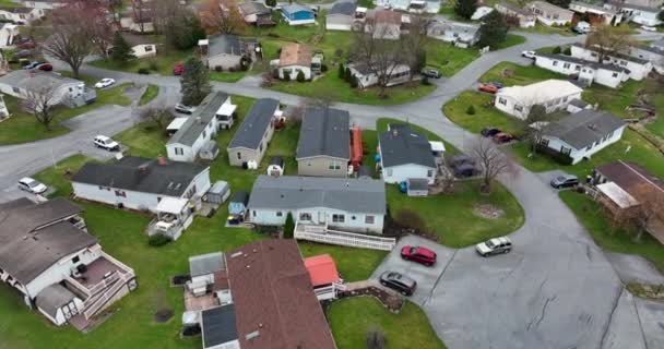 アメリカのモバイルホームパーク 空中降下確立ショット — ストック動画