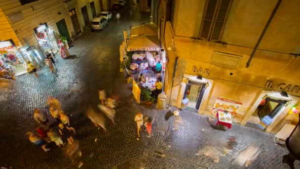 イタリアローマトレビの近くで忙しい狭い通りのタイムラプス噴水の人々が移動し 石畳の通りのバルコニーバーカフェから夜景で夕食を食べる — ストック動画