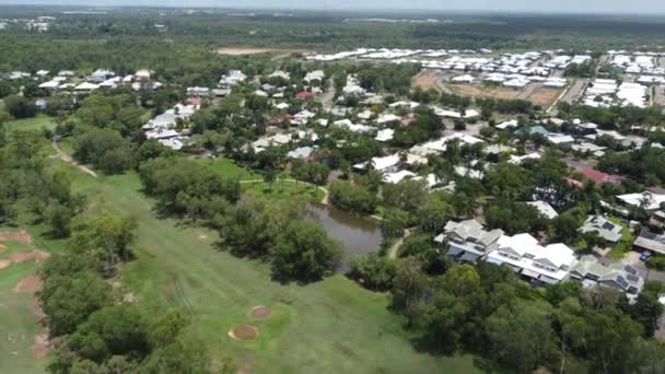 Vlieg Een Leuke Buurt Met Golfbaan Darwin — Stockvideo