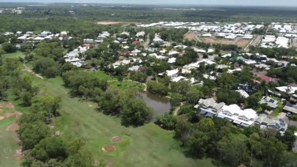Letět přes pěkné sousedství s golfovým hřištěm v Darwin