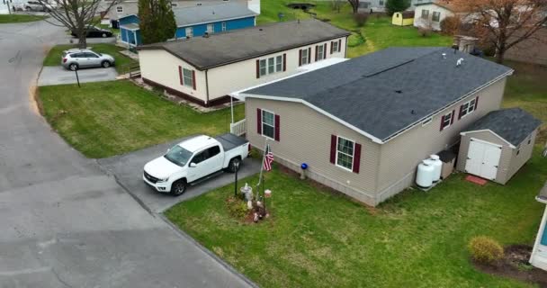 Bandeira Americana Parque Trailers Caminhão Branco Estacionado Bairro Dos Eua — Vídeo de Stock