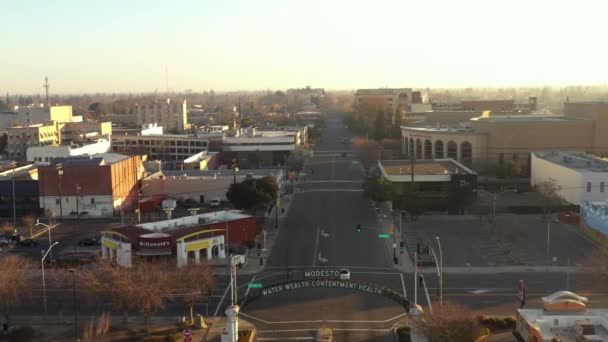 Modesto California Znak Powitalny Ulica Miasta Dron Przodu Strzał — Wideo stockowe