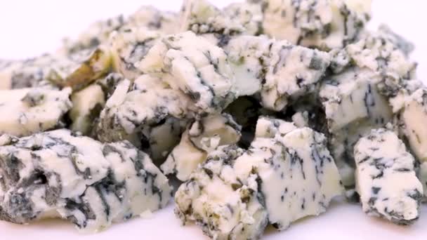 Brânză Gorgonzola Tăiată Bucăți Mici Rotating Close View Macro Shot — Videoclip de stoc