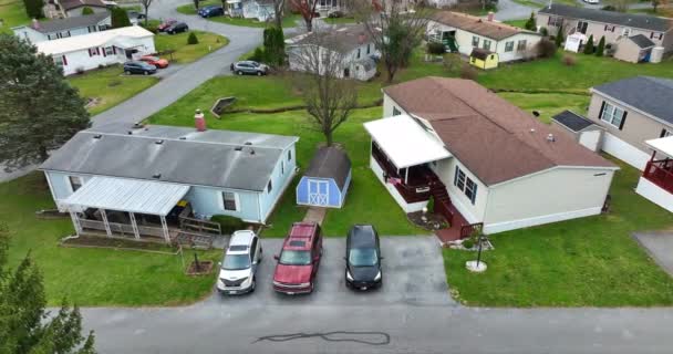 American Mobile Home Park Trailers Parked Vehicle Cars Aerial Descending — Vídeos de Stock