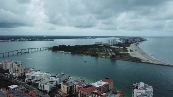 Clearwater Florida Causeway Bridge Hotels Rain Clouds Aerial Forward Pan — Wideo stockowe