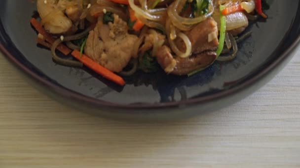 한국의 스타일인 야채와 돼지고기를 한국의 미첼레 국수인 Japchae 나휘저은 한국의 — 비디오