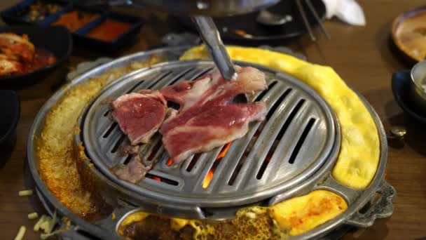 Ψητό Χοιρινό Και Βοδινό Κρέας Κορεάτικο Στυλ Κορεάτικο Μπάρμπεκιου — Αρχείο Βίντεο