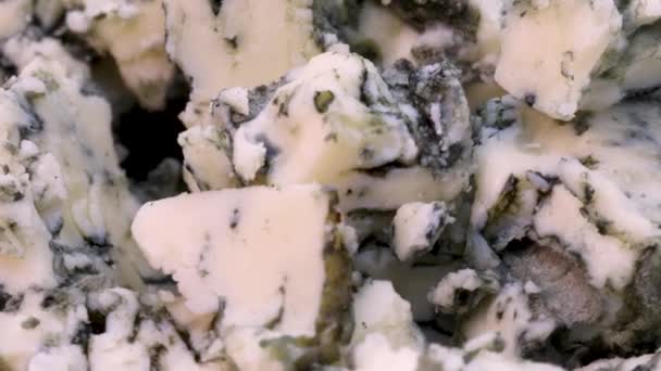 Makro Sýr Roquefort Nakrájený Malé Kousky Otočení Pohledu Zblízka — Stock video