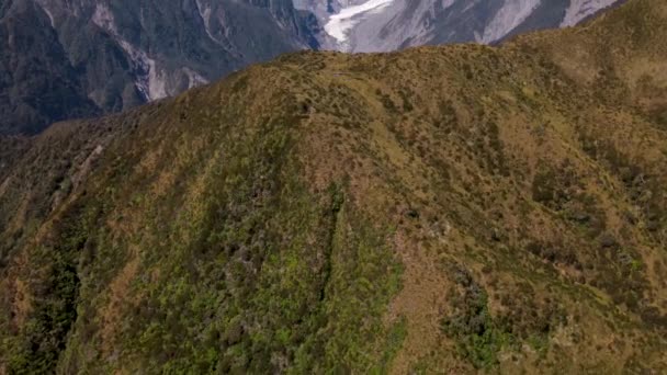 Drone Flyover Bergtop Onthullen Van Fox Glacier Omgeven Door Hoge — Stockvideo