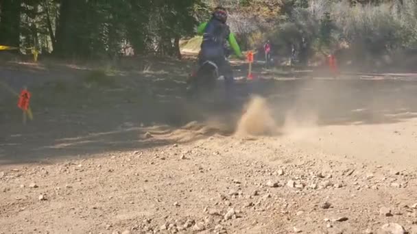 Una Carrera Través Tierra Con Corredor Motos Tierra Tras Otro — Vídeos de Stock