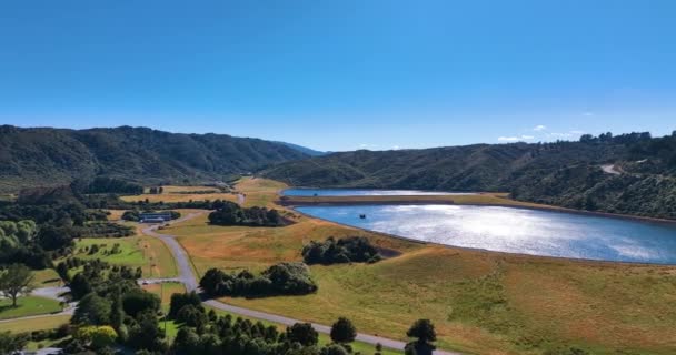 Volando Desde Speedway Hasta Brillante Lago Inferior Marua Nueva Zelanda — Vídeos de Stock