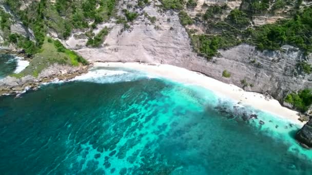 Flygdrönare Video Diamond Beach Nusa Penida Bali Dagen — Stockvideo