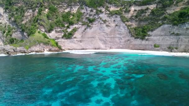 Aerial Drone Video Diamond Beach Nusa Penida Island Bali Indonesia — Stockvideo