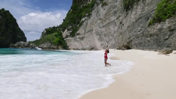 Girl Walking Beach Nusa Penida Island Bali Indonesia — Vídeos de Stock