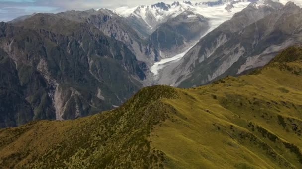 Breathtaking Aerial Reveal Southern Alps Mountain Scenery Fox Glacier West — стоковое видео