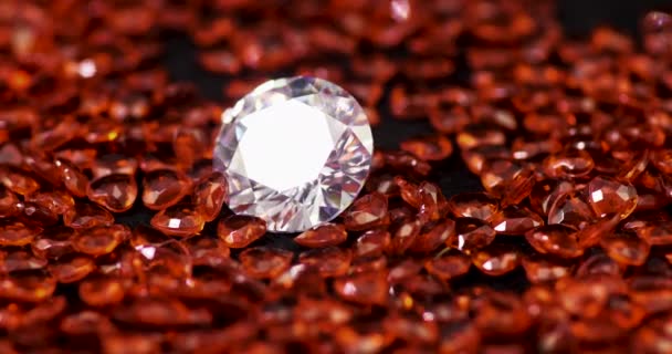 Справжній Блискучий Вирізаний Блискучий Діамант Оточений Серцеподібними Рубінами Поворотному Столі — стокове відео