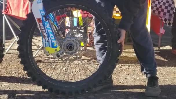 Dirt Bike Racer Preps His Tires Race — Stok video