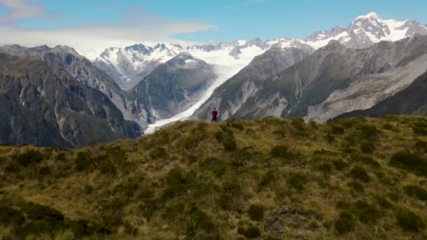 徒步旅行到达山顶后 可以欣赏到美丽的福克斯冰川和新西兰山脉风景 — 图库视频影像
