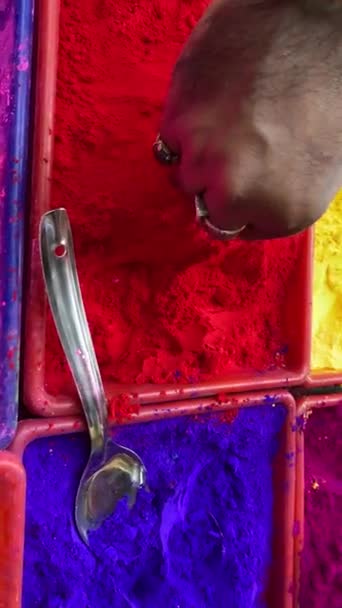 Χρώμα Σκόνες Γλάρος Μπολ Δοχείο Για Πώληση Στο Κατάστημα Holi — Αρχείο Βίντεο