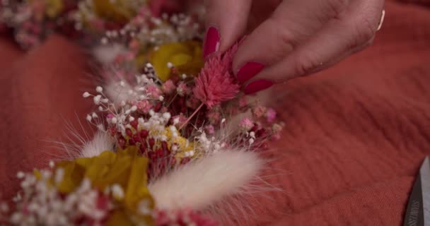 Close Woman Florist Adding Tiny Flower Floral Arrangement Warm Tones — 비디오