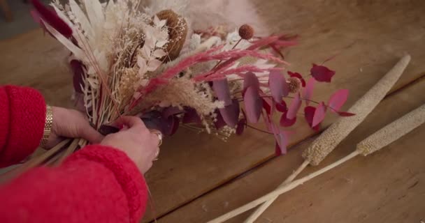 Femme Ajoutant Une Touche Finale Fleur Bouquet Arrangement Fleurs Sèches — Video