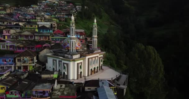Drone Πλάνο Του Διάσημου Masjid Baituttaqwa Τζαμί Περιβάλλεται Από Πράσινο — Αρχείο Βίντεο