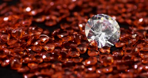 Справжній Блискучий Вирізаний Блискучий Діамант Оточений Серцеподібними Рубінами Поворотному Столі — стокове відео