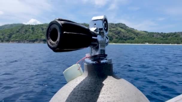 Tanque Oxigênio Mergulhador Preparado Pronto Para Ação Barco Mergulho Balanço — Vídeo de Stock
