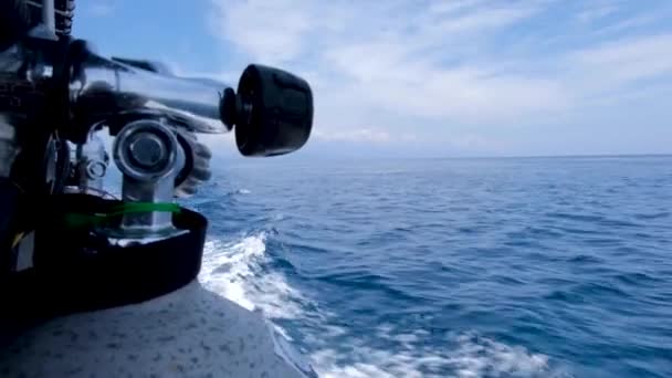 Närbild Dykning Syrgastank Redo För Dykning Åtgärder Rörlig Motorbåt Med — Stockvideo