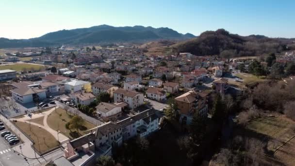 Αεροφωτογραφία Του Onigo Μέσα Στους Λόφους Βόρεια Της Ιταλίας Φως — Αρχείο Βίντεο