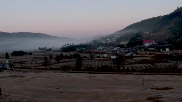 山顶上的一个偏远小村庄 早上从平坦的角度出发 雾气弥漫 天空平坦 — 图库视频影像