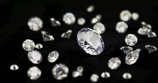 Opravdu Velký Zářivě Broušený Třpytivý Diamant Obklopený Menšími Směru Hodinových — Stock video