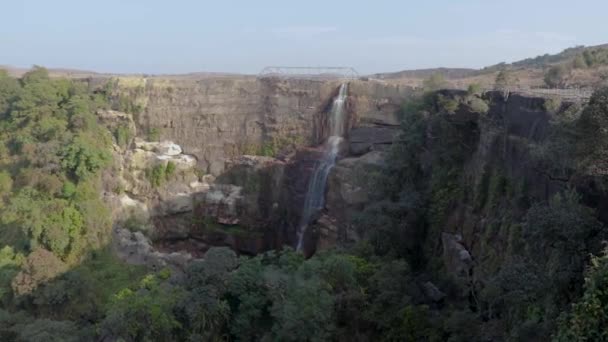 朝空が平らな山から降る滝を動画で確認できます 大日殿の滝チェラプンジ メガラヤ インディア — ストック動画