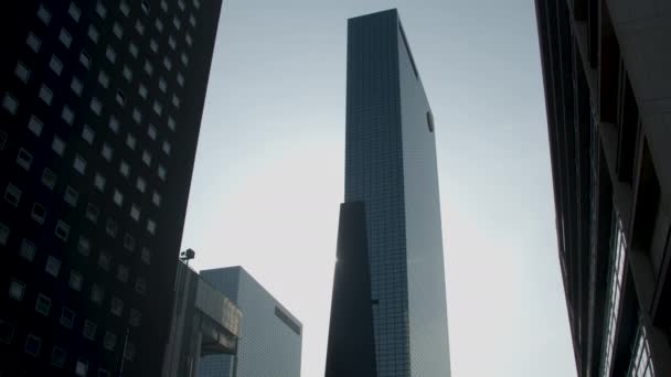 Large Inclinaison Immeuble Bureaux Verre Haut Avec Soleil Éclatant Arrière — Video