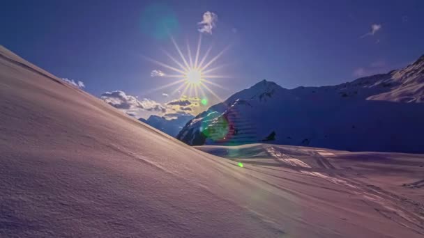Vackert Solljus Och Sol Facklor Belysning Mellan Snöiga Berg Vintern — Stockvideo