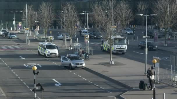 Heathrow Terminal Drop Zone Con Policía Van Vehículo Recuperación Estacionado — Vídeos de Stock