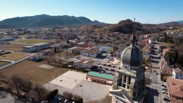 Vista Aérea Hacia Adelante Sobre Campanario Ciudad Onigo Italia — Vídeos de Stock